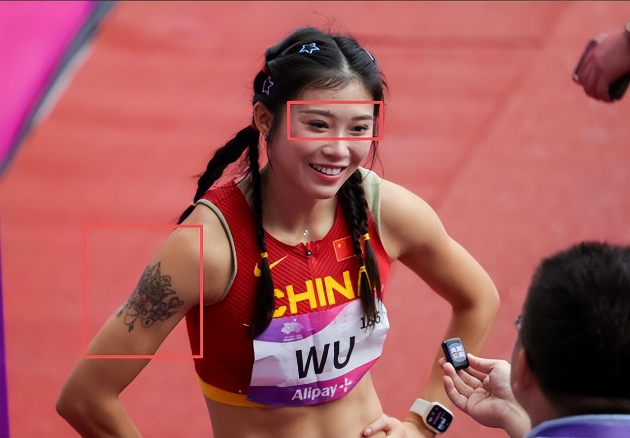 艳妮踩在了, 历史