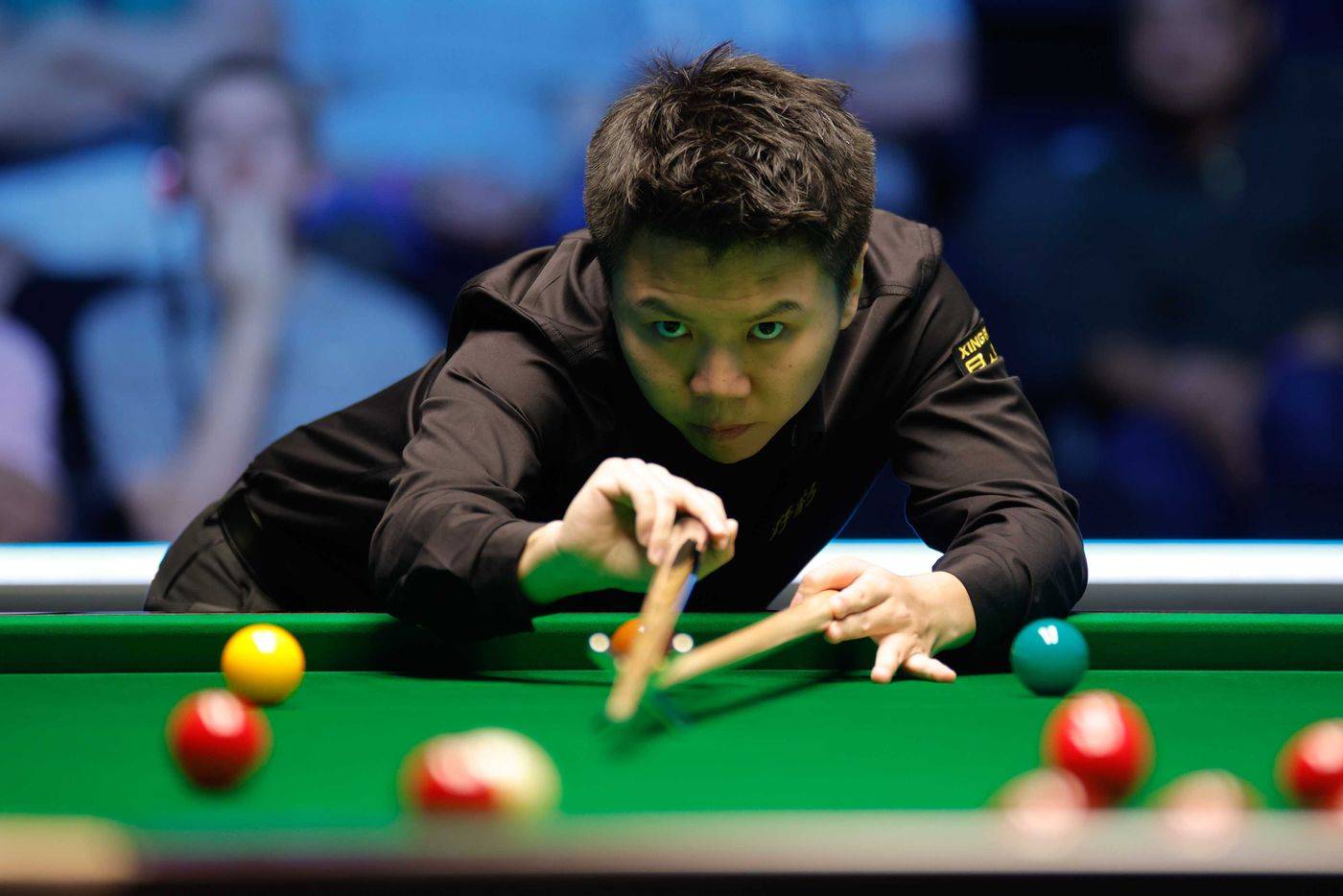 员之一, 尔的强势压, 这场新老对